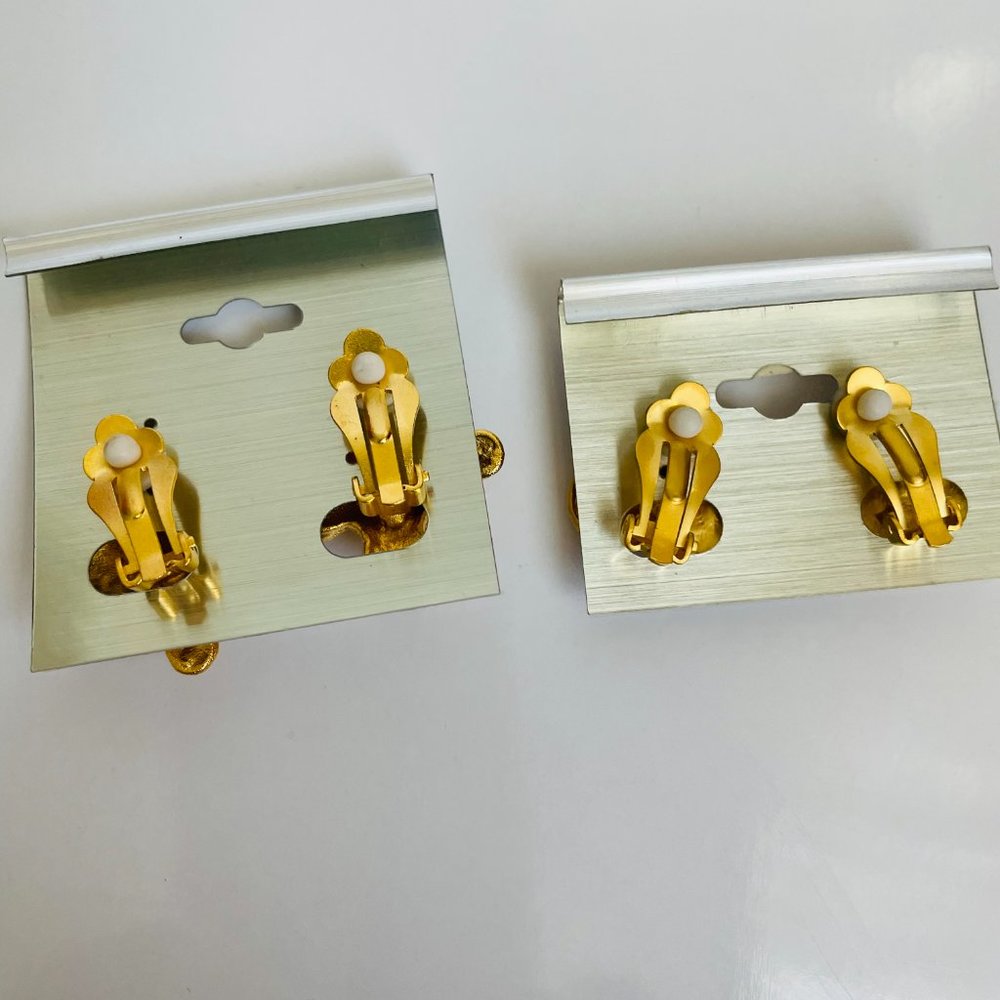 Vintage Matte Gold Clip On Costume Earrings Hearts/Cross Etruscan Style Lot of 2 - Picture 4 of 4